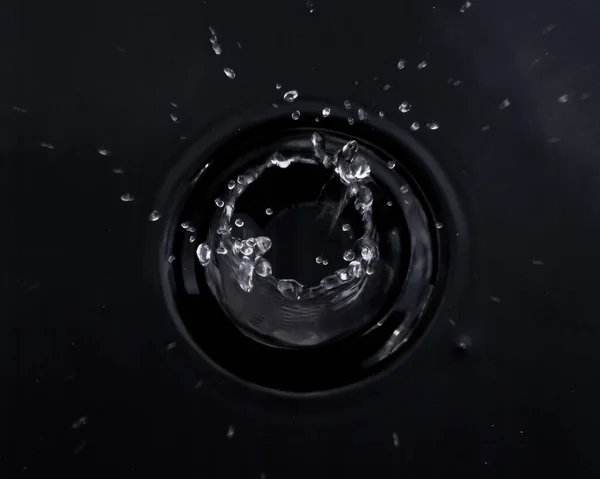 Gotas Agua Esparcidas Círculo Sobre Fondo Negro —  Fotos de Stock