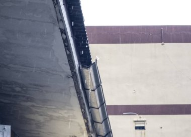 Yüksek açılı fotoğraf. Eski, harap olmuş evlerin çatılarına ve eski yağmur oluklarına yağmur yağdı. Asya 'da tropiklerin yağışlı mevsiminde.