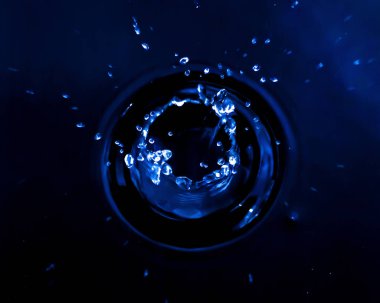 Siyah arkaplanda su damlası