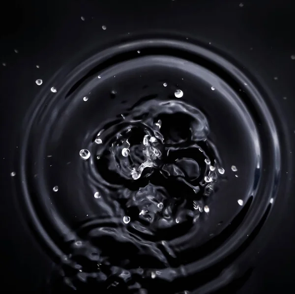 Gocce Goccioline Acqua Scattegocce Goccioline Acqua Sparse Cerchio Fondo Nero — Foto Stock