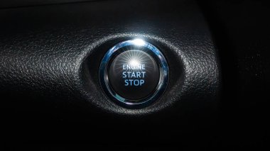 Göz hizasında görüş, motor çalıştırma ve durdurma düğmesi, beyaz yıldız merceği parlaması.