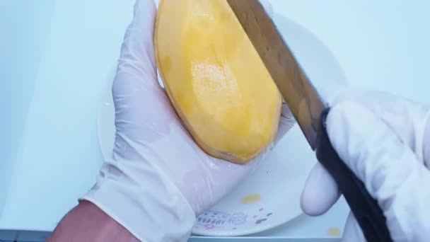 Vidéo Full 1080P Personne Portant Des Gants Blancs Peeling Mangue — Video