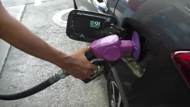 Teljes 1080P Felvétel Emberi Kéz Karosszéria Tankolás Üzemanyaggal Egy Benzinkút — Stock videók