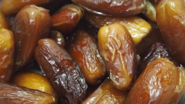 Kamera HD 1080P ile dolu. Bir yığın hurma (Phoenix Dactylifera) yavaşça döner. Tropik bitkiler.