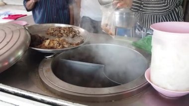 Çekim Full HD 1080p. Restoran şefi (vücut parçaları) kepçeleme, erişte çorbası ve köfte, sıcak torbaya koyun. Asya tarzı yemekler..