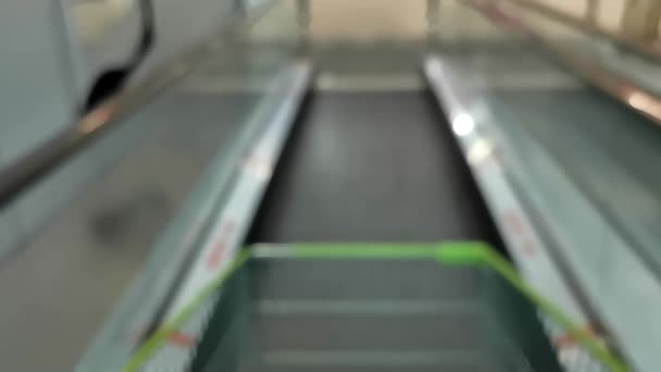 Vidéo 1080P Image Floue Panier Sur Escalator Descente — Video