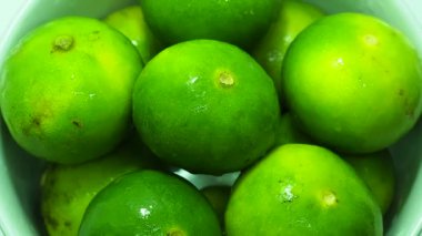 Tam HD 1080p. Yakından bakınca, beyaz kasedeki limonlar yavaşça dönüyor..