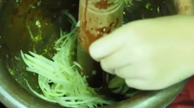 Tam HD 1080p. Yakın plan, insanlar Papaya salatası (papaya pok pok) popüler Tayland yemeği, baharatlı.