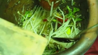 Full HD 1080 p Yakın plan İnsanlar (eller) Papaya ve Sosisli Sandviç Papaya salatası (Papaya papaya papaya papaya), popüler Tayland yemeği baharatlı