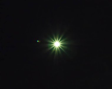 Lens patlaması etkisi. Parlayan parçacıklar ve yıldızlarla soyut arkaplan