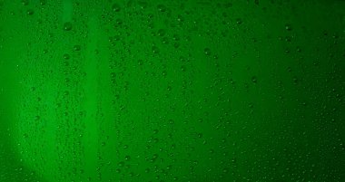 Su damlaları ile yeşil ve beyaz soyut arkaplan