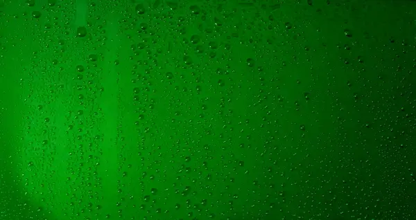 Su damlaları ile yeşil ve beyaz soyut arkaplan