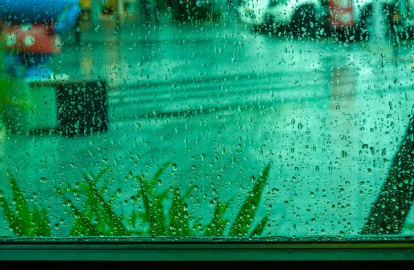 Gocce Pioggia Una Finestra Vetro Con Uno Sfondo Una Vista — Foto Stock