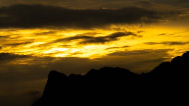 Gökyüzü günbatımı ışığı (altın) bulutlar, ve dağ silueti, kopyalama alanı ve soyut