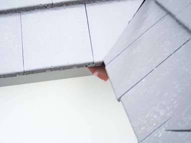 Yüksek açı görünümü, yağmur olukları (ortak çatı), ev çatısı ve yağmur damlaları, kopyalama alanı ve izole edilmiş.