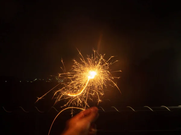 Strzał Bliska Światła Iskry Fajerwerków Ludzkich Rąk Poruszających Się Nocy — Zdjęcie stockowe