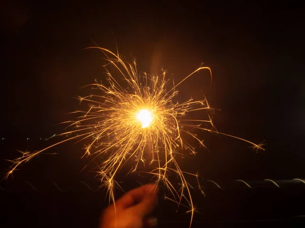 Szemmagasságban Közelről Tűzijáték Emberi Kéz Fényei Szikrái Éjszaka — Stock Fotó