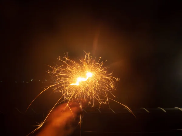Szemmagasságban Közelről Tűzijáték Emberi Kéz Fényei Szikrái Éjszaka — Stock Fotó