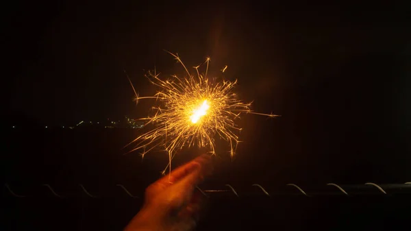 Tiro Nível Dos Olhos Close Luzes Faíscas Fogos Artifício Mãos — Fotografia de Stock