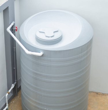 Yüksek açılı görüş, SU TANK GRAY ve PVC boru, valf içinde ve dışında, bina dışında,,
