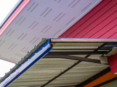 Düşük açı, çatı saçağının köşesi, metal levha.