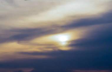 Güzel gün batımı gökyüzü bulutlu