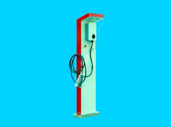 Elektrikli araç şarj istasyonu (EV Charger), mavi arkaplan, izole edilmiş ve kopyala.