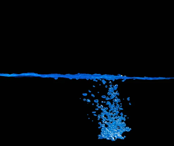 黒い背景に青い水が飛び散る — ストック写真