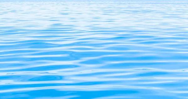 Dalgalar ve yansımalarla deniz yüzeyi, soyut doğa arka planı
