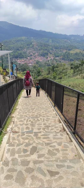 Foto Uma Mãe Seu Filho Descendo Escadas Área Turística Cicalengka — Fotografia de Stock