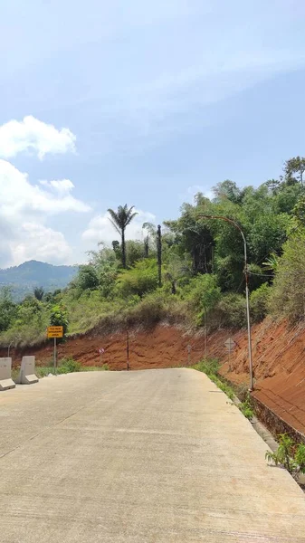 道路の写真は インドネシアのCicalengkaの観光地に向かって上下に移動します — ストック写真