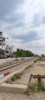 Endonezya 'daki kırmızı ve beyaz demiryolu geçiş kapısının soyut odaklanmış fotoğrafı