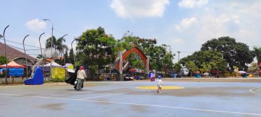 Cicalengka, Batı Java, Endonezya - 13 Ekim 2021: Endonezya 'daki Cicalengka Meydanı' ndaki bir basketbol sahasında okul çocuklarının faaliyetlerinin fotoğrafı