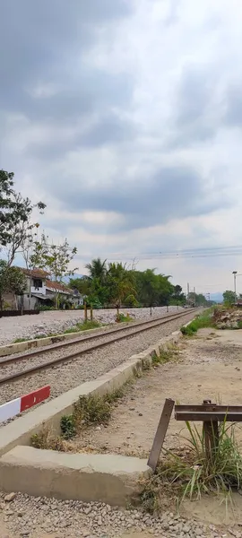 Endonezya 'daki kırmızı ve beyaz demiryolu geçiş kapısının soyut odaklanmış fotoğrafı
