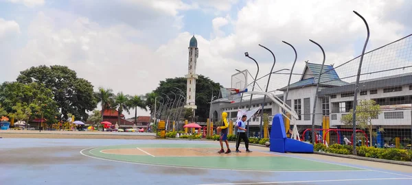 インドネシア西ジャワ州Cicalengka 2021年10月13日 インドネシアのCicalengka広場のバスケットボールコートの真ん中での学校の子供たちの活動写真 — ストック写真