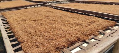 Endonezya 'nın Cikancung bölgesinde tütün kurutmak için kullanılan birkaç sıra tepsinin soyut odaklanmış fotoğrafı