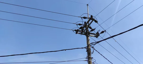Foto Eines Strommasten Voller Verzweigter Stromleitungen Raum Cikancung Indonesien lizenzfreie Stockbilder