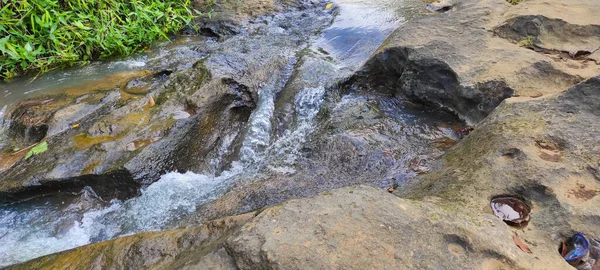 Flödet Liten Flod Fylld Med Mossiga Stenar Cikancung Området Indonesien — Stockfoto