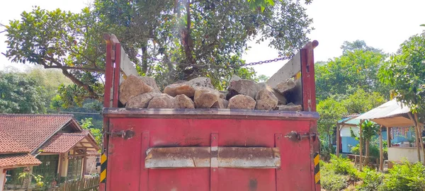 印度尼西亚Cikancung地区正在运输的大堆石头的照片 — 图库照片