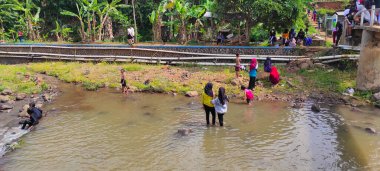 Cicalengka, Batı Java, Endonezya - 3 Kasım 2021: Nehirde oynayan Cicalengka turizm bölgesindeki ziyaretçilerin soyut arka planı - Endonezya