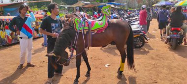 Cikancung, Batı Java, Endonezya - 03 Kasım 2021: Cicalengka Tepesi 'ndeki bir atın Cicalengka Tepesi, Endonezya' ya ziyaretçiler için kiralanan fotoğrafı