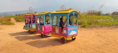 Cikancung, Batı Java, Endonezya - 3 Kasım 2021: Cicalengka, Endonezya tepelerinde geniş bir alanda gezinen bir minibüsün fotoğrafı