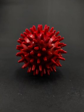 Siyah arkaplanda izole edilmiş kırmızı topun fotoğrafı