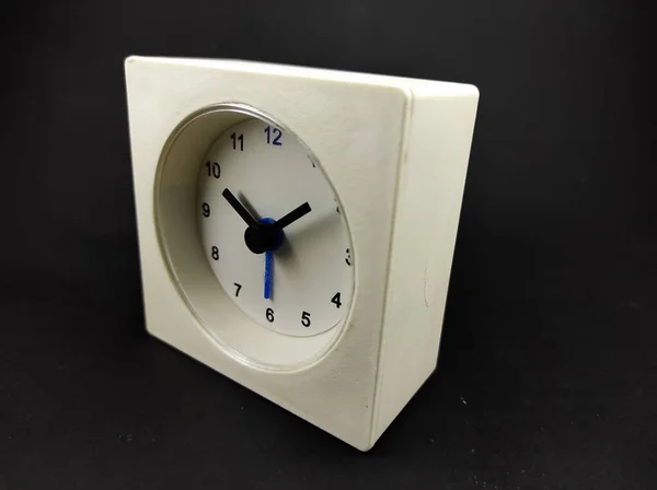 Foto Einer Weißen Quadratischen Uhr Auf Schwarzem Hintergrund — Stockfoto