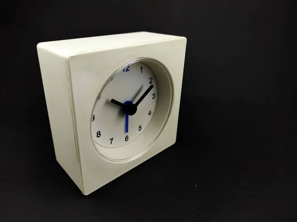 Foto Orologio Quadrato Bianco Isolato Sfondo Nero — Foto Stock