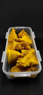 Siyah arkaplanda izole edilmiş bir kapta cheesecake fotoğrafı