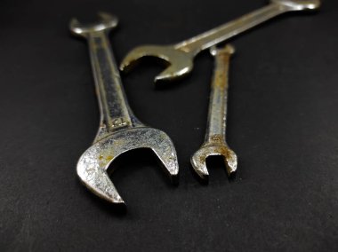 Siyah bir arkaplanda izole edilmiş üç anahtarın fotoğrafı