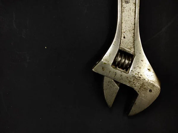 Siyah Arkaplanda Izole Edilmiş Ayarlanabilir Anahtarın Fotoğrafı — Stok fotoğraf