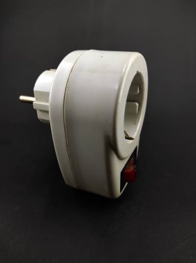 Siyah arkaplanda izole edilmiş beyaz düğmenin fotoğrafı