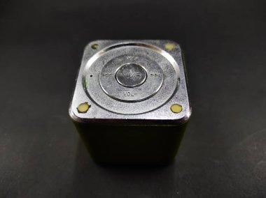 Mini hoparlörün fotoğrafı siyah arkaplanda izole edildi